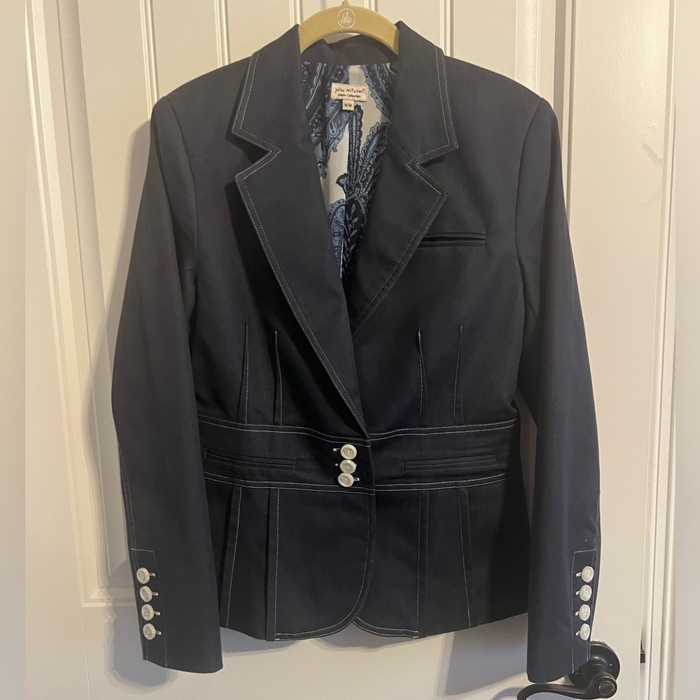 #3037. Julie Mitchell Urban Collection 3-Button Jacket w/Pleats/Pockets. Size M